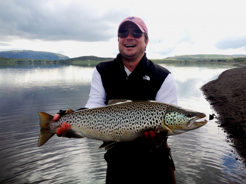 Watt Boone with 7kg trout, monster trout in Iceland, ION Fishing, Lake thingvellir, Iceland, fishing, Fly fishing, brown trout, trout, Monster trout